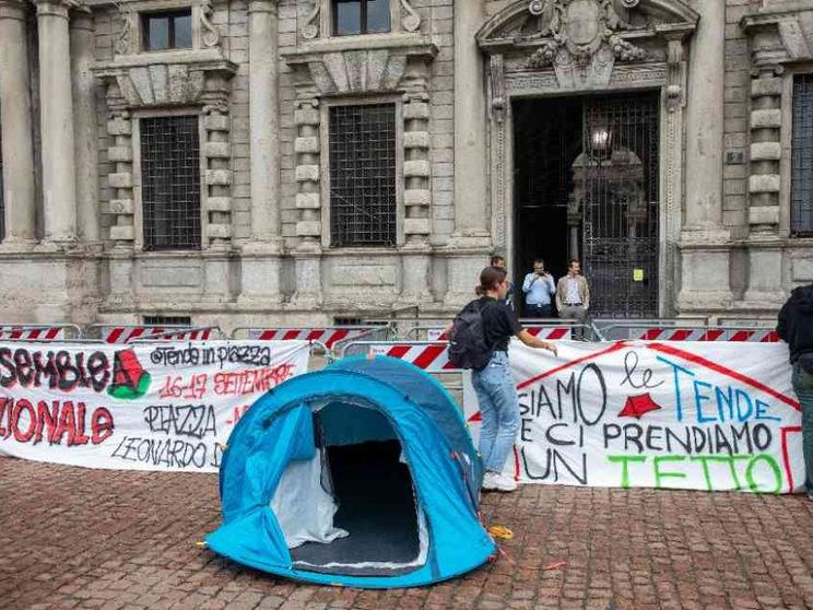 Perché gli studenti protestano in tenda nelle grandi città