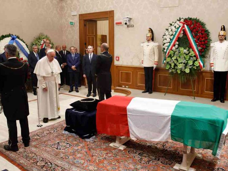 Il Papa visita la camera ardente in Senato