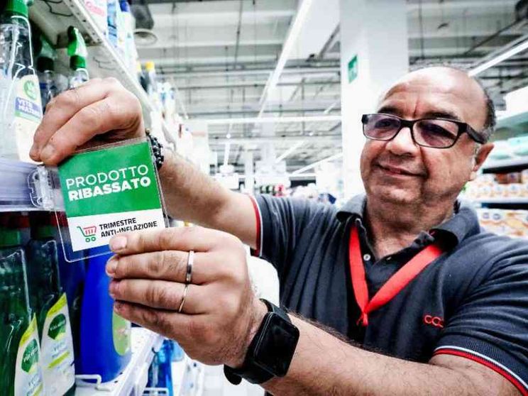 Sugli scaffali c'è il “carrello tricolore”: perché sta facendo discutere