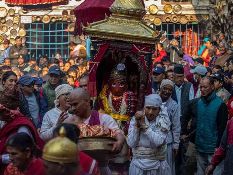 Il Nepal fuori dal sottosviluppo teme l'ex re e la pressione indù