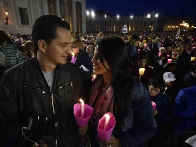I cristiani pregano per il Sinodo, veglia ecumenica in piazza San Pietro