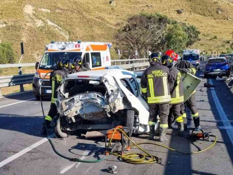 Madre e padre morti, bimbi salvi: quanto dolore a causa di un incosciente