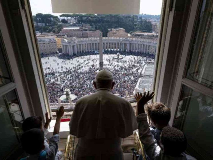 Coppie gay, sacerdozio femminile: il Papa risponde ai “dubia”