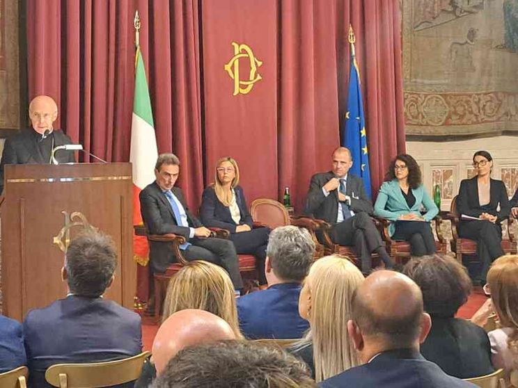 Bagnasco: «Necessario dar vita a un raccordo pre-politico fra cattolici»