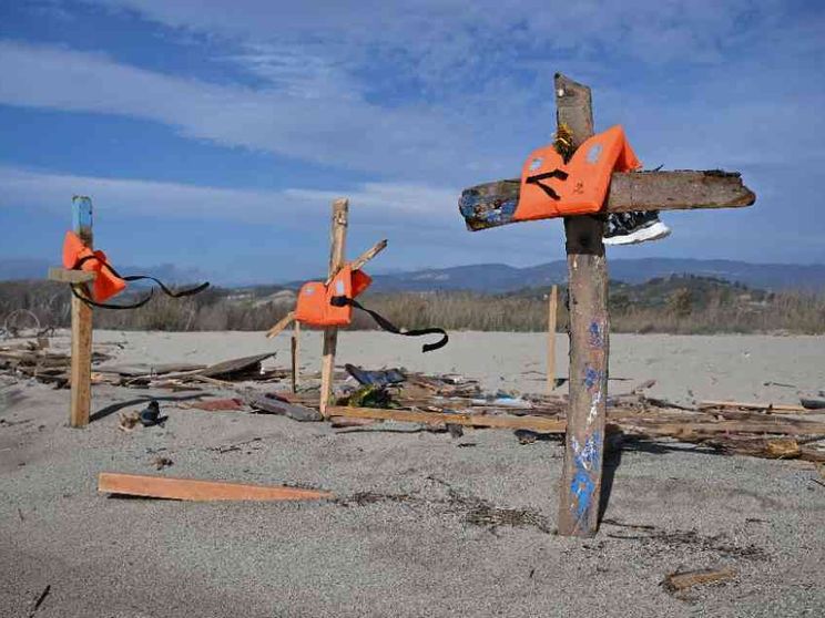 Cutro, la promessa tradita del governo. «Sui ricongiungimenti è tutto fermo»