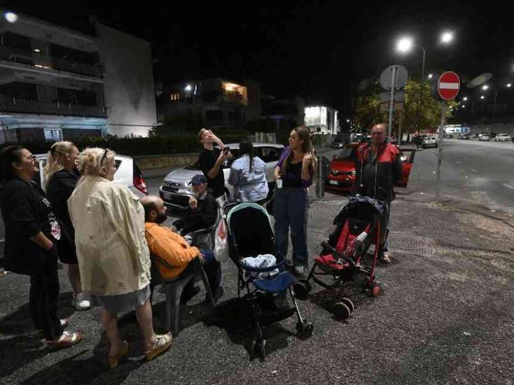 Nuovo terremoto a Napoli. La gente in strada / Perché accade?