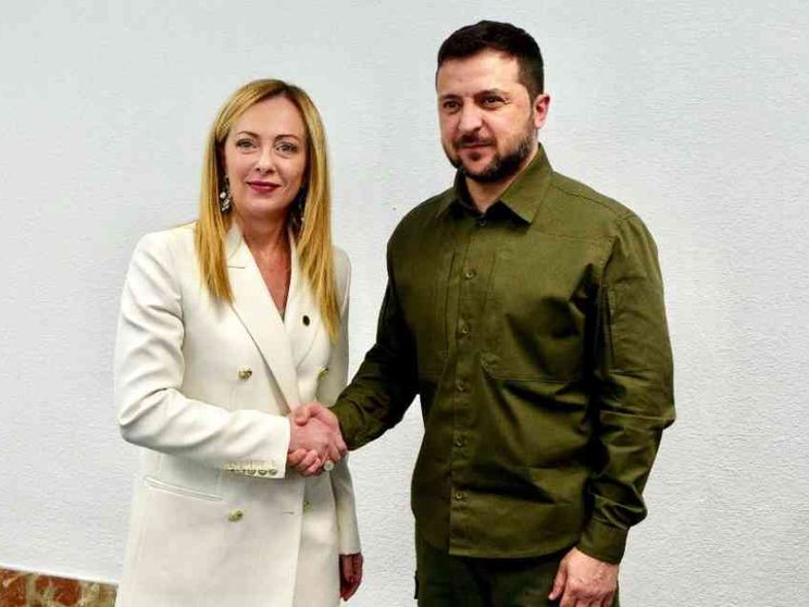 Meloni a Zelensky: pieno appoggio. Crosetto: su invii decide la Difesa