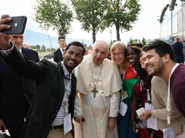 Il Papa ai giovani: «L’economia integrale? Con e per i poveri»