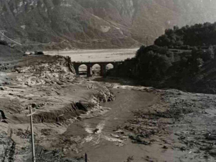 Nel cimitero del Vajont: «Io, sopravvissuta». L'omaggio di Mattarella