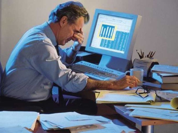 Stress da lavoro in aumento: colpisce soprattutto dirigenti e tute blu