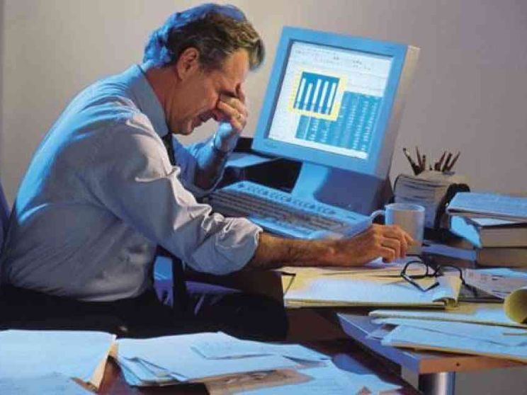 Stress da lavoro in aumento: colpisce soprattutto dirigenti e tute blu