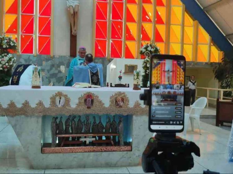 Da Facebook a TikTok, così la Chiesa parla agli ultimi