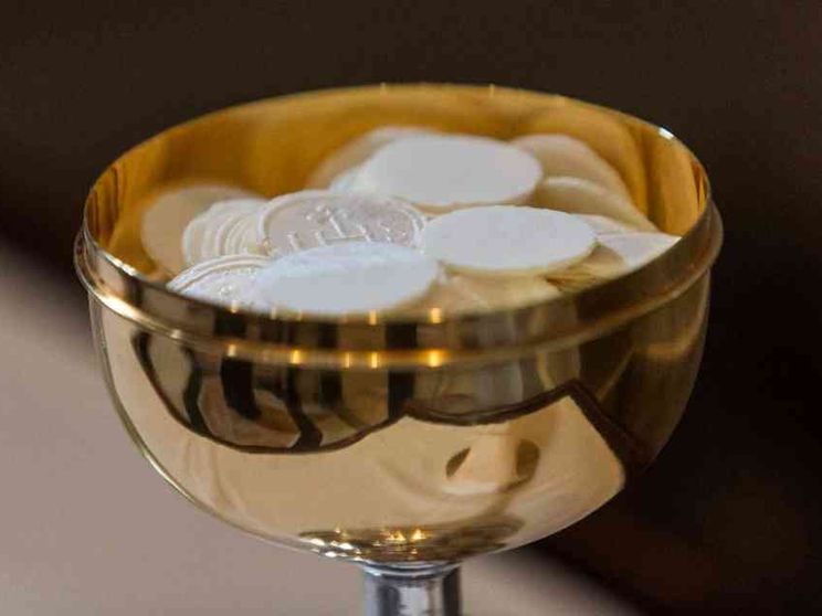 Il furto delle ostie, la scomunica e l'intervento del vescovo di Noto