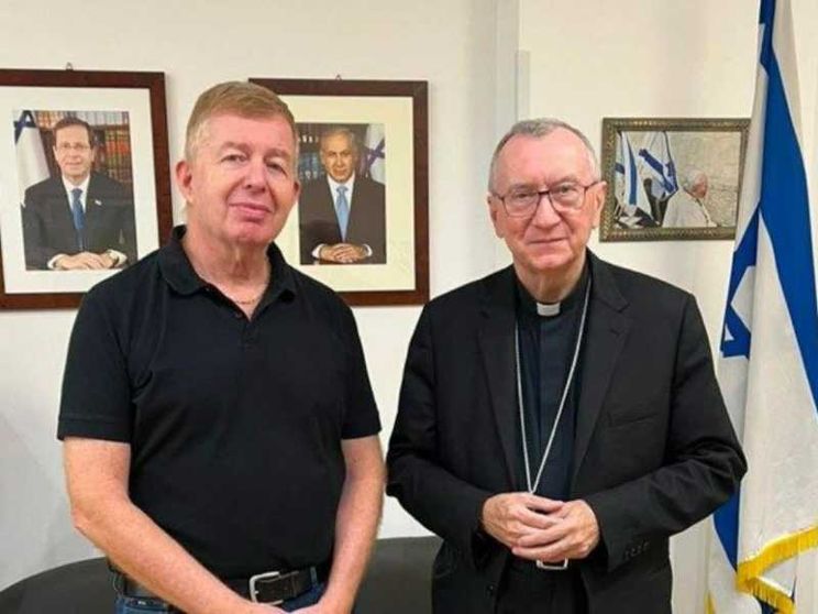 Parolin: «Disponibili alla mediazione». E visita l'ambasciata israeliana