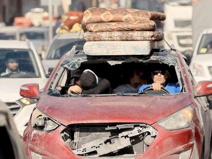 Israele colpisce in Libano. Civili via da Gaza, protestano Onu e Oms