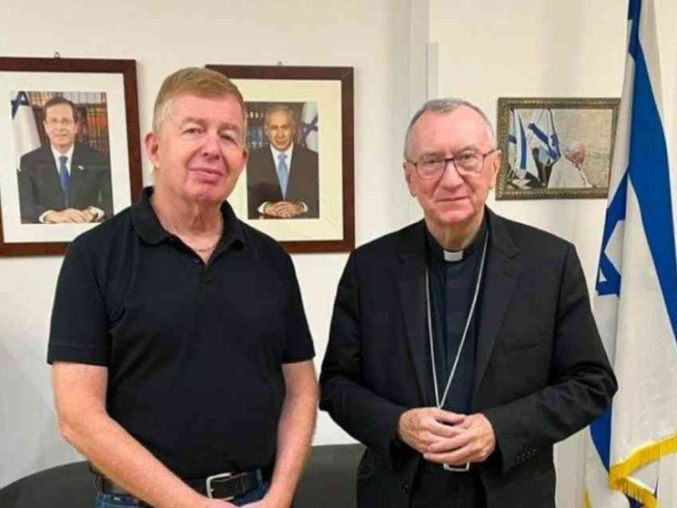 Parolin: «Disponibili alla mediazione». E visita l'ambasciata israeliana