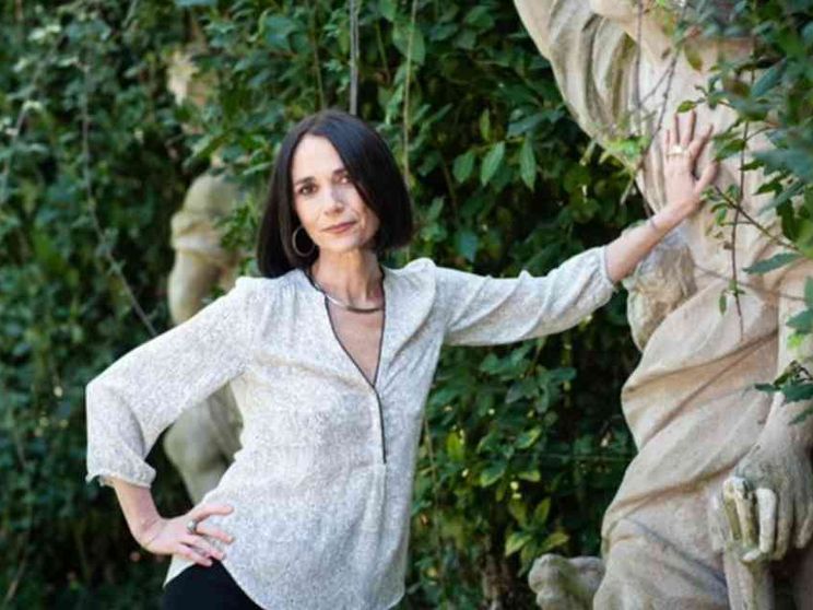 Lisa Ginzburg e la piuma in volo sull'origine