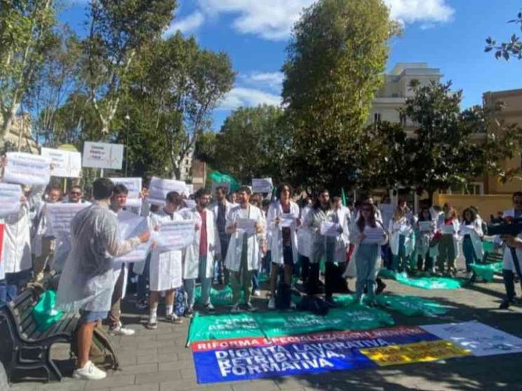 In corsia, tra i medici specializzandi: «Così veniamo sfruttati»