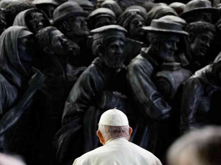 Il Papa: combattere le reti criminali, aprire canali regolari