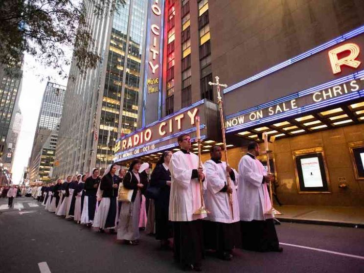 Processioni e adorazione perpetua: così New York riscopre l’Eucaristia