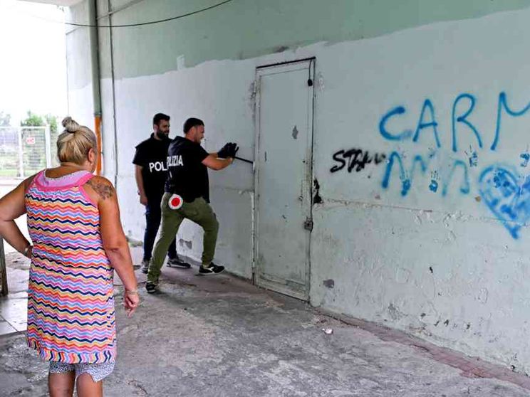 Caivano, le donne da Patriciello. Il sacerdote: c'è chi soffia sul fuoco