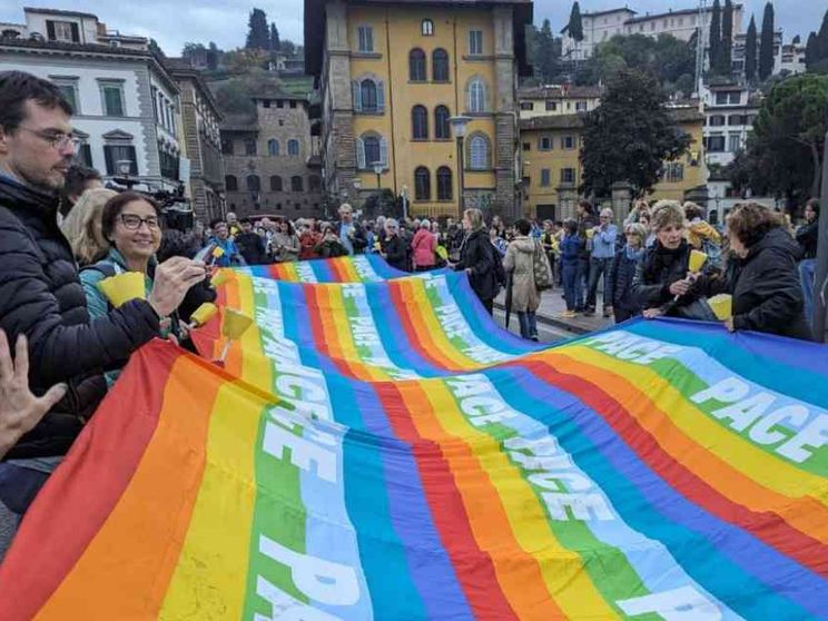 In migliaia alla fiaccolata per la pace. In corteo il rabbino e l'imam