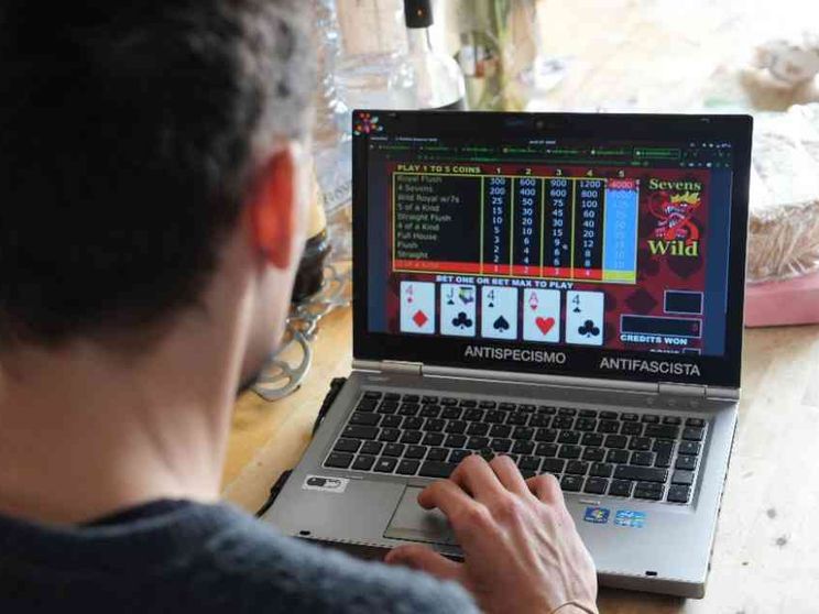 «Ho vinto, mi compro il telefonino». Viaggio nell'azzardo dei ragazzini
