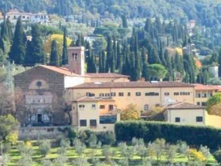 Vietato augurare «Buon Natale!». Bufera sull’Istituto universitario