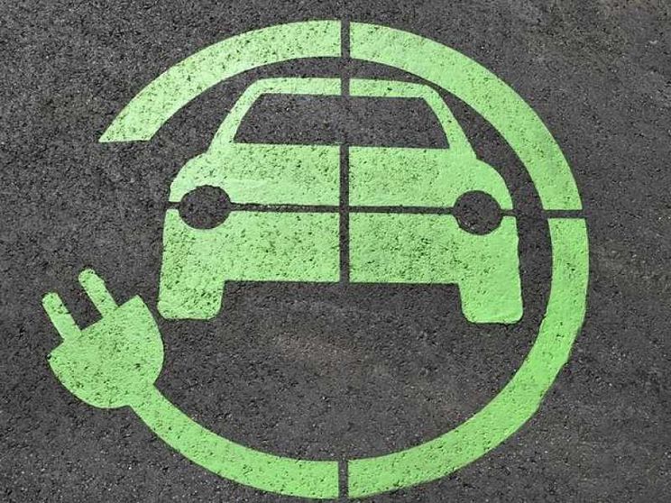 Auto elettriche, colonnine e batterie: quante bugie intorno alla spina