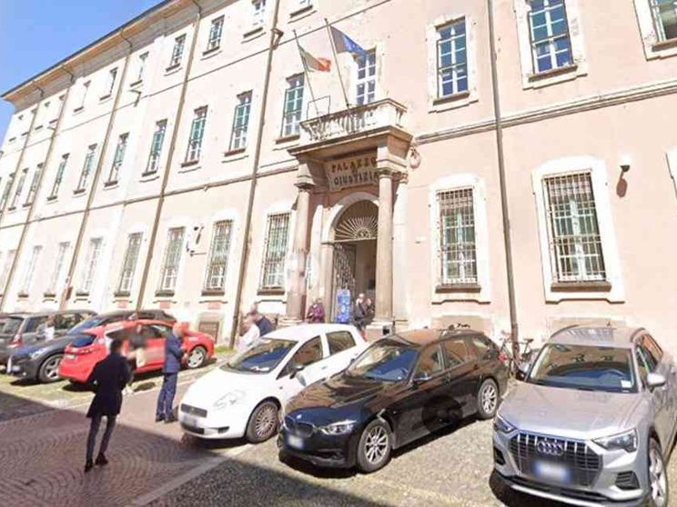 «Questa casa non è un albergo»: la mamma fa causa ai figli 40enni (e li sfratta)