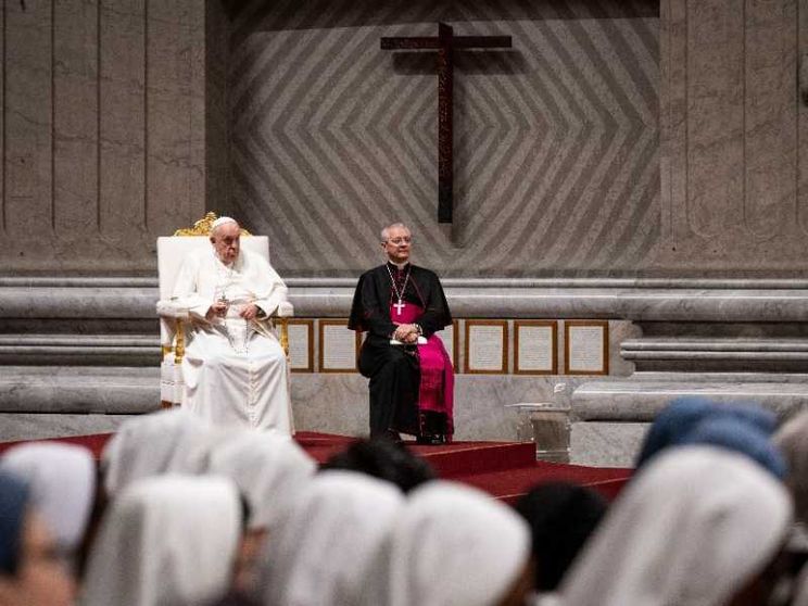 Il Papa: «In quest'ora buia Maria ispiri la pace»