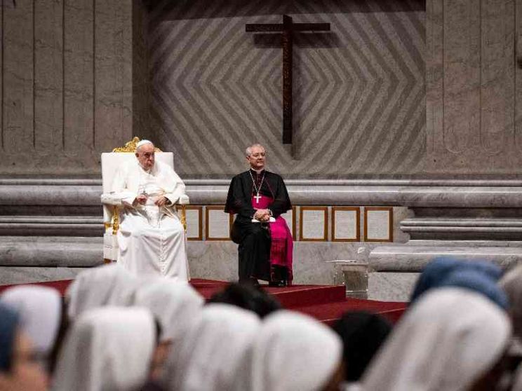 Il Papa: «In quest'ora buia Maria ispiri la pace»