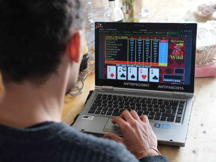 Con la paghetta, dal divano. La dipendenza dei ragazzini