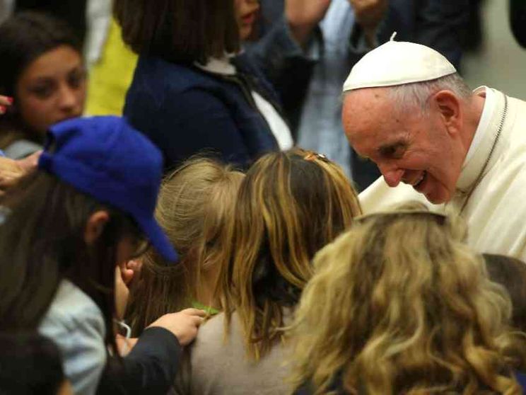 Il Papa: i bambini custodiscono intatto il senso della bellezza, ascoltiamoli
