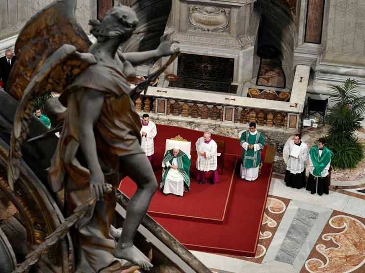 Il Papa nella Messa finale: una Chiesa al servizio dell'umanità ferita