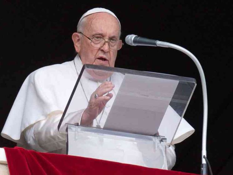 Il Papa: «I santi non sono eroi ma amici fidati». E prega per la pace