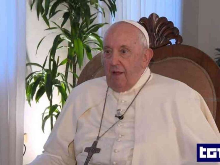 La guerra, la salute, il Papa si racconta: l'antisemitismo c'è ancora