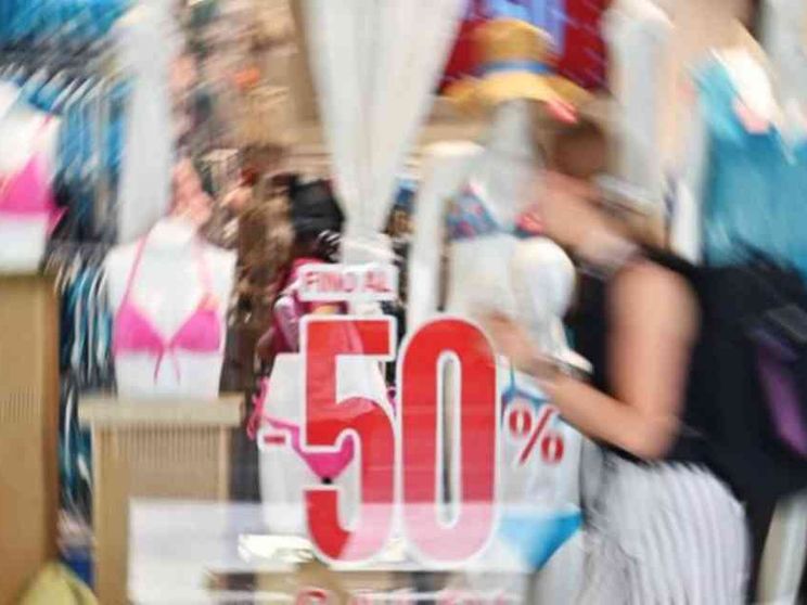 Effetto caldo sui capi invernali: giù le vendite, saldi da rinviare