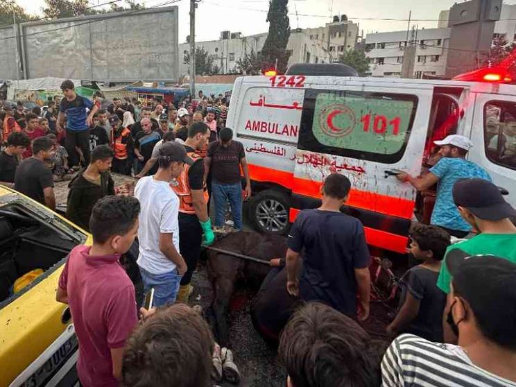 Colpita la scuola cattolica di Gaza. E scoppia la guerra delle ambulanze