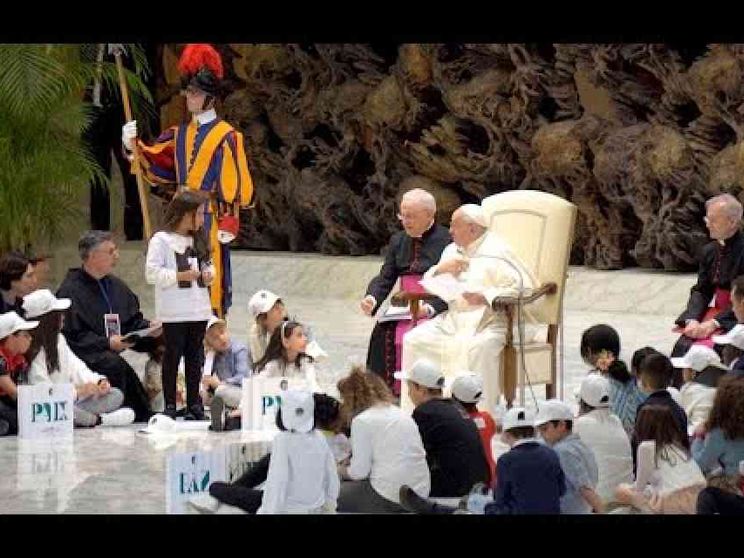 Il Papa ai bambini: siate messaggeri di pace, uccidere i piccoli è crudeltà