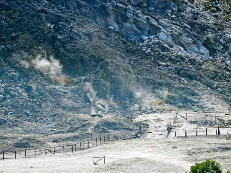 «Ai Campi Flegrei l'allerta potrebbe salire». Cosa sta succedendo?