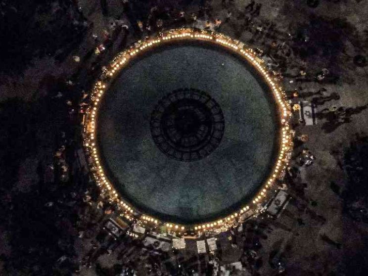 Israele si ferma. E al Muro 1.400 candele illuminano il buio