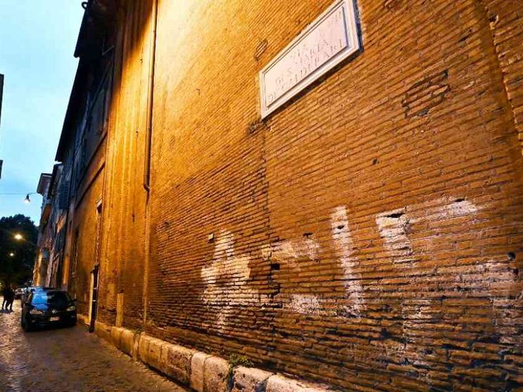 Svastiche sui muri e frasi pro Hitler, Segre dice basta