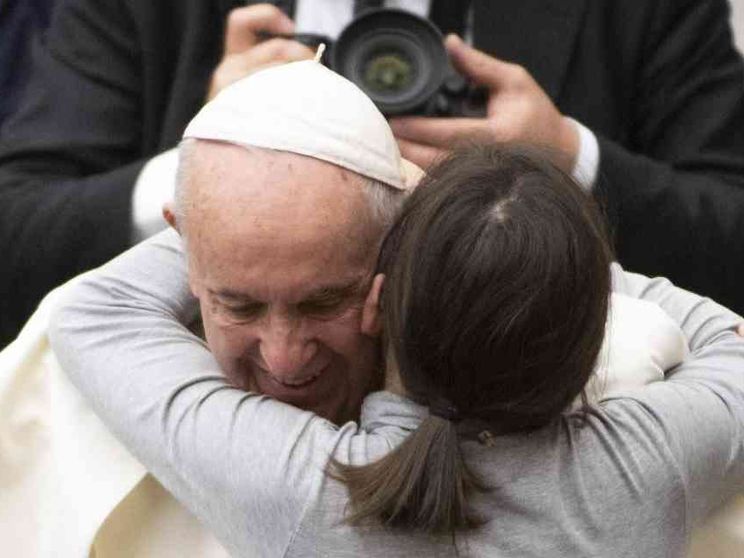 Il Papa: la violenza sulle donne è una gramigna, va estirpata dalla società