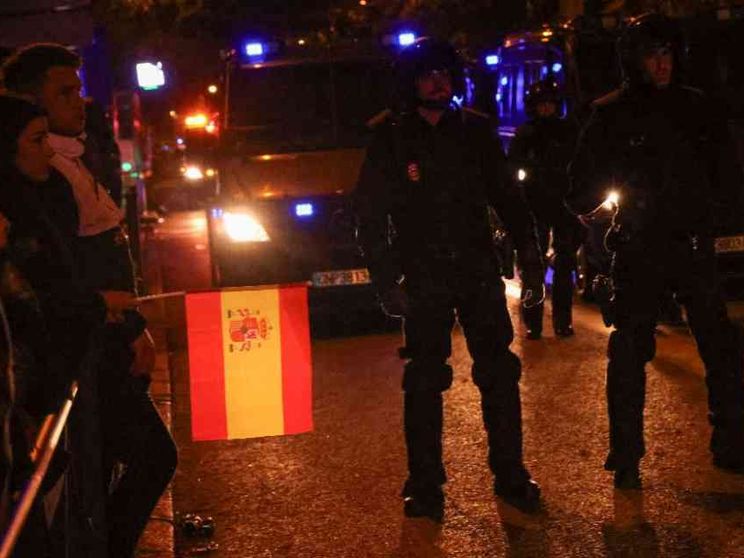 Attentato a ex leader del Pp catalano dopo l'accordo Sánchez-indipendentisti