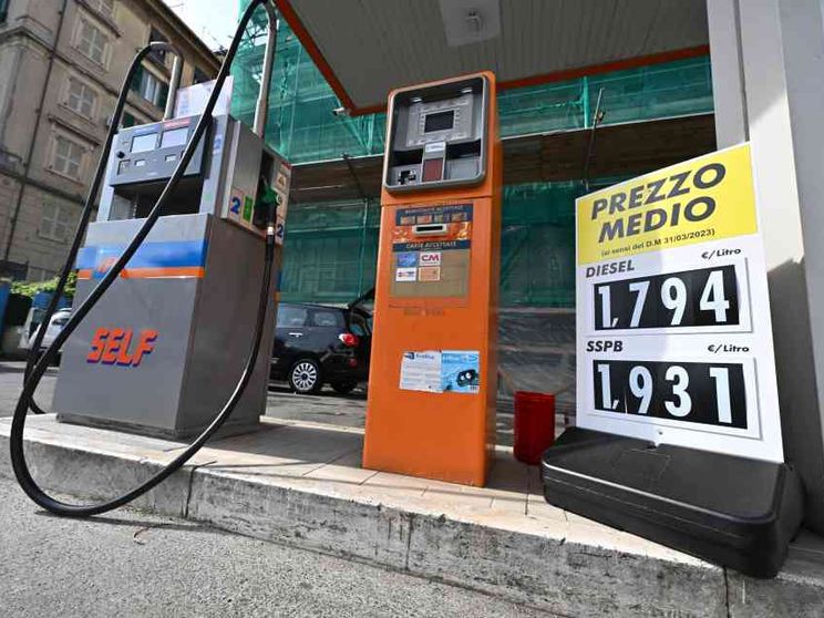 Caro-carburanti, il Tar sospende il decreto sui cartelli con il prezzo medio