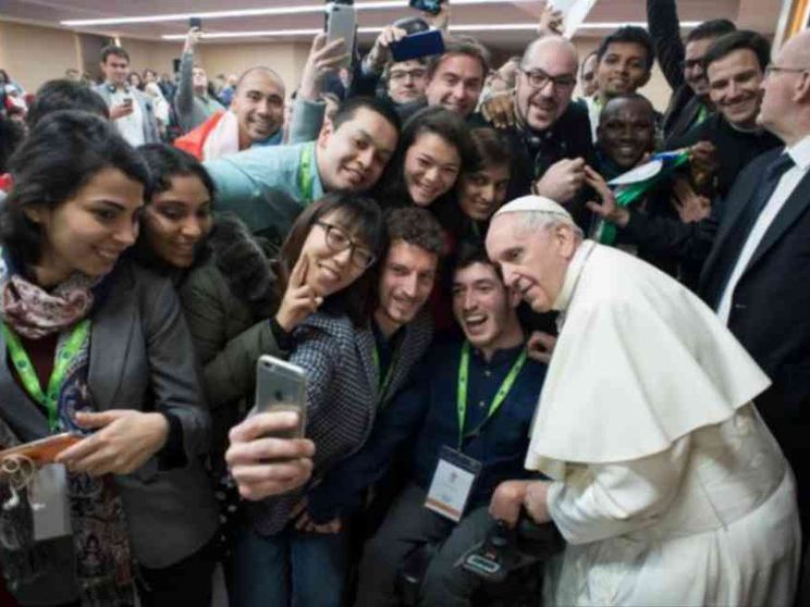 Il Papa ai giovani: siate speranza per tanti coetanei