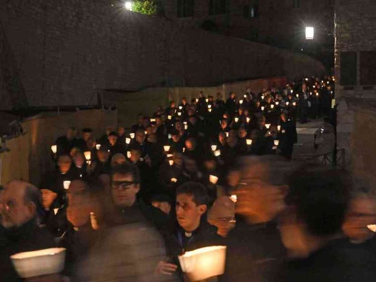 La preghiera dei vescovi ad Assisi: «Niente è perduto con la pace»