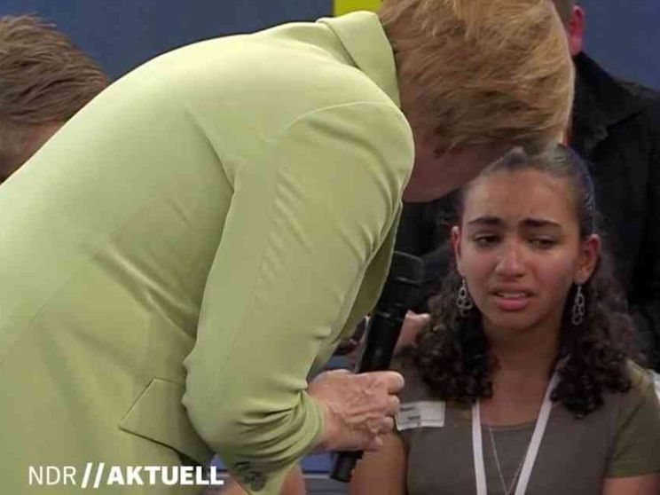 Pianse con Merkel, è contro Israele. Politici: «La palestinese va espulsa»