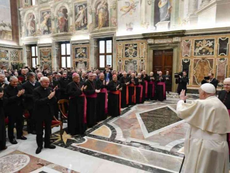 Francesco: il cammino della santità si fa assieme agli altri, non da soli